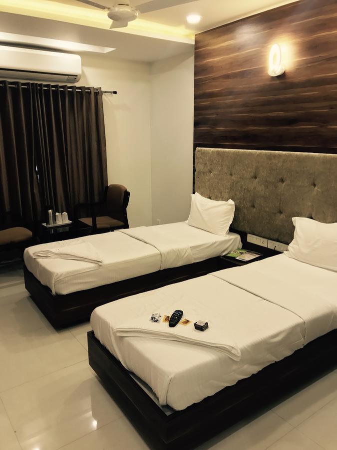 โฮเต็ล คอมฟอร์ต Hotel Bharuch ภายนอก รูปภาพ